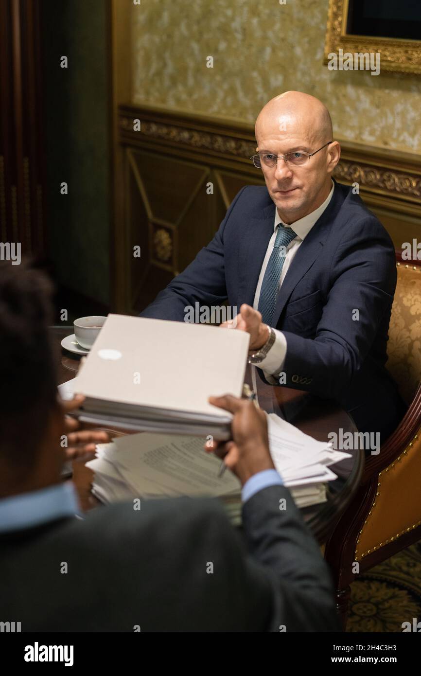 Taking documents hi-res stock photography and images - Alamy