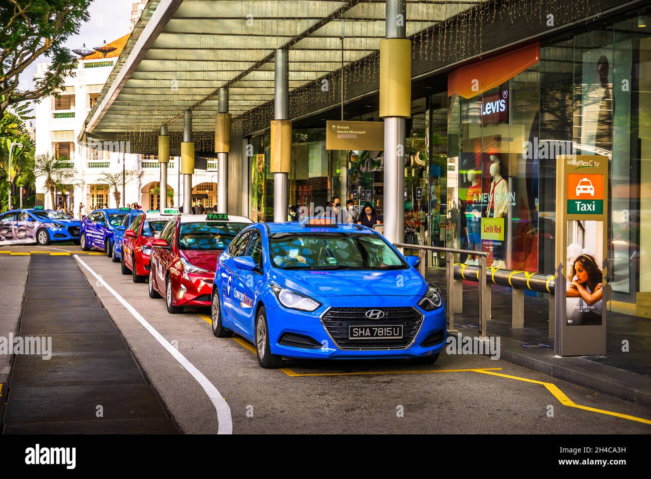 Taxi queuing up along the road leading to Taxi stand at Raffles City Stock  Photo - Alamy