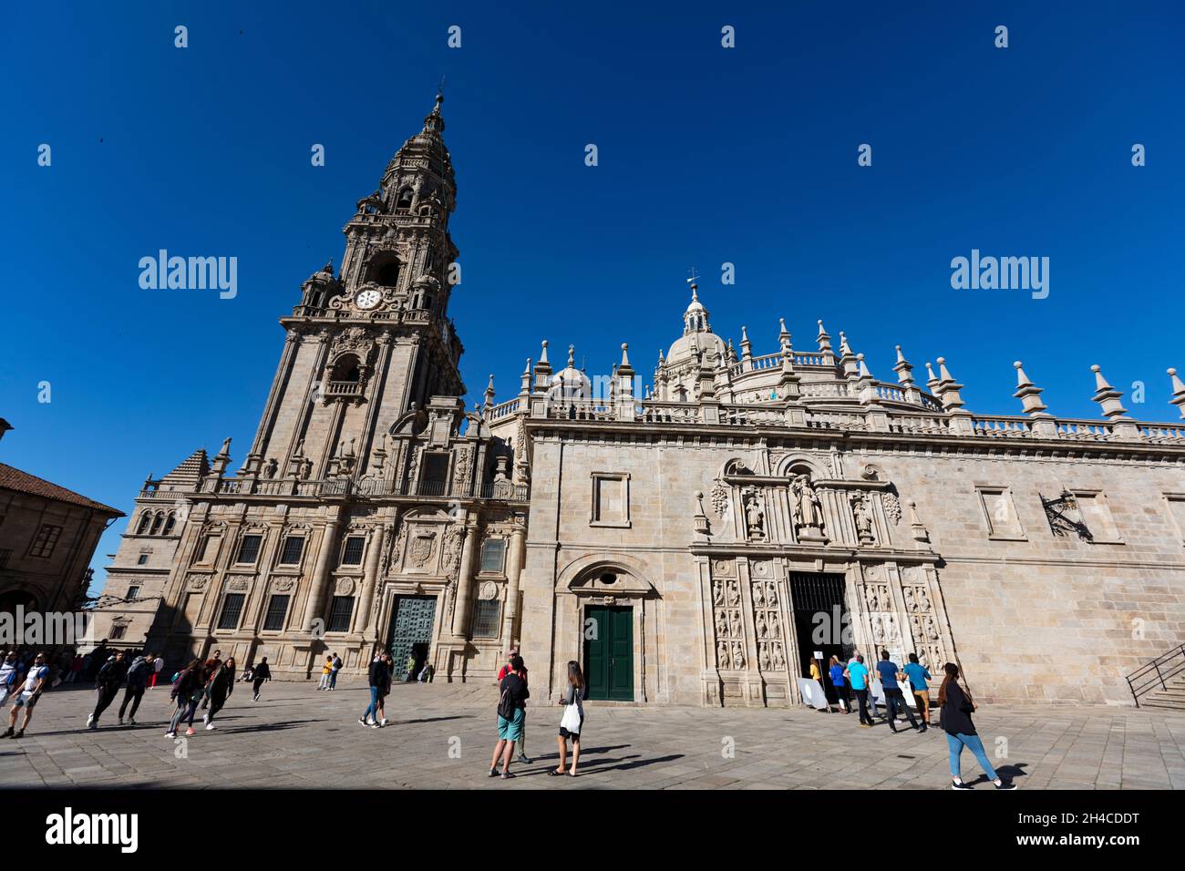 Pilgerer an der Kathedrale von Santiago di Compostela Stock Photo