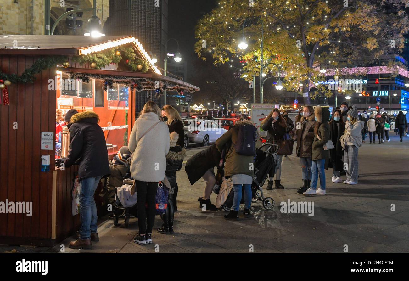 Kleiner Adventsmarkt am Kudamm. 12.12.2020 Charlottenburg, Berlin, Deutschland Stock Photo