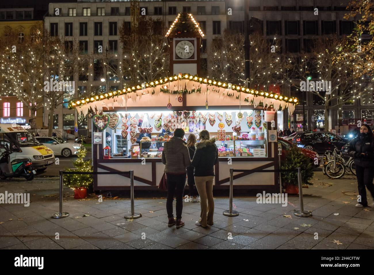 Kleiner Adventsmarkt am Kudamm. 12.12.2020 Charlottenburg, Berlin, Deutschland Stock Photo