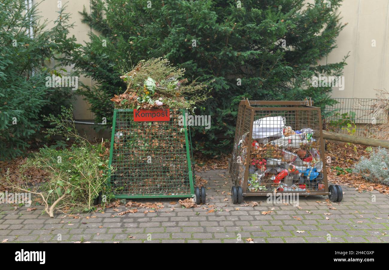 Behälter Müll und Kompost, Friedhof Eythstraße, Tempelhof, Berlin, Deutschland Stock Photo