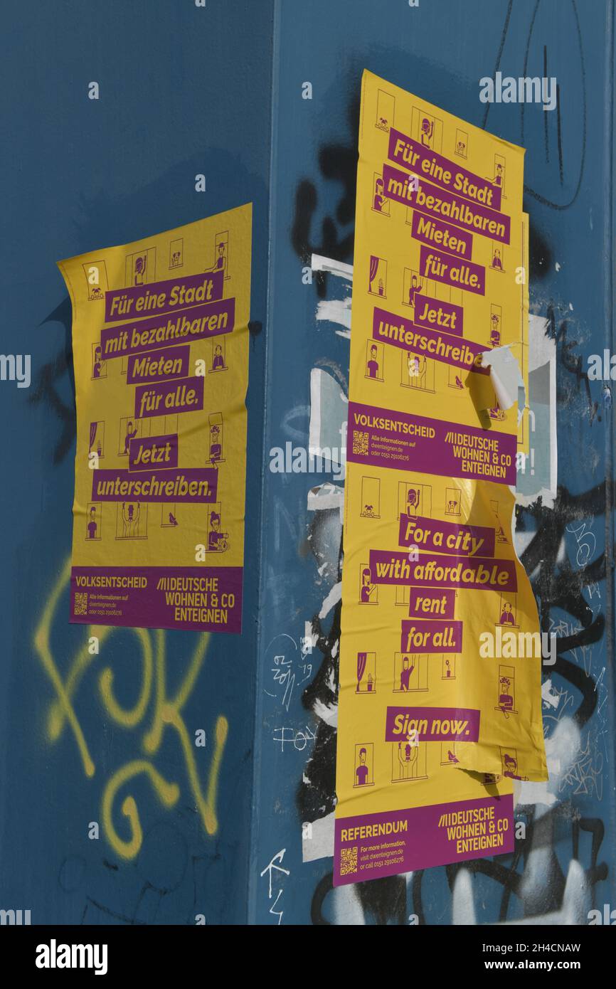 'Plakate zum Volksentscheid ''Deutsche Wohnen enteignen'', Berlin, Deutschland' Stock Photo
