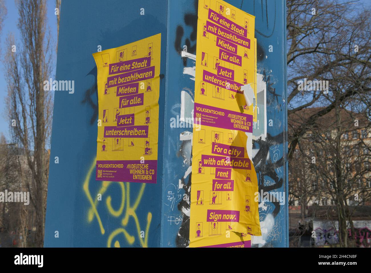 'Plakate zum Volksentscheid ''Deutsche Wohnen enteignen'', Berlin, Deutschland' Stock Photo