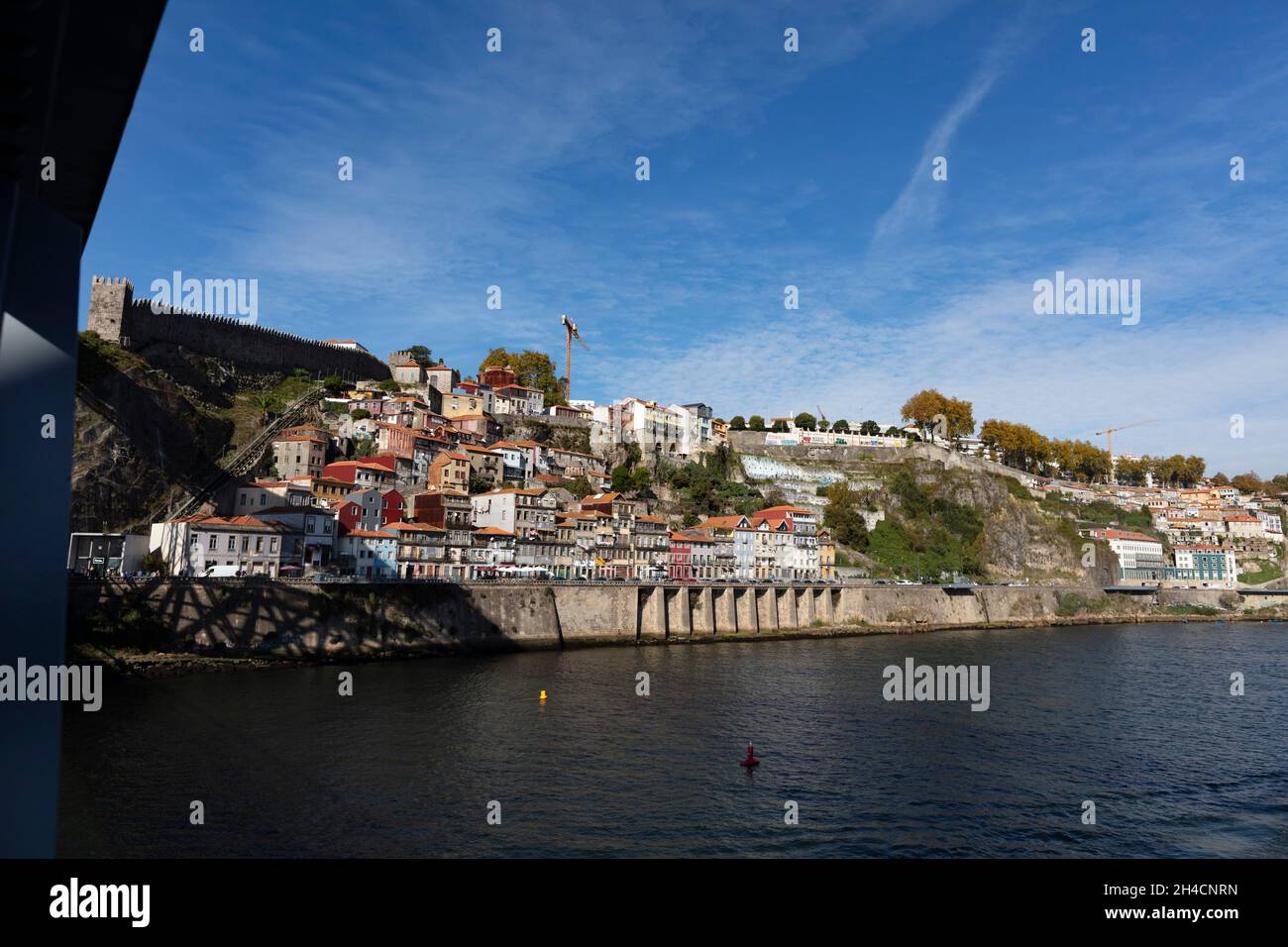 Panoramablick auf die Altstadt von Porto. Direkt zu sehen der Fluss Douro an den Porto liegt. Stock Photo