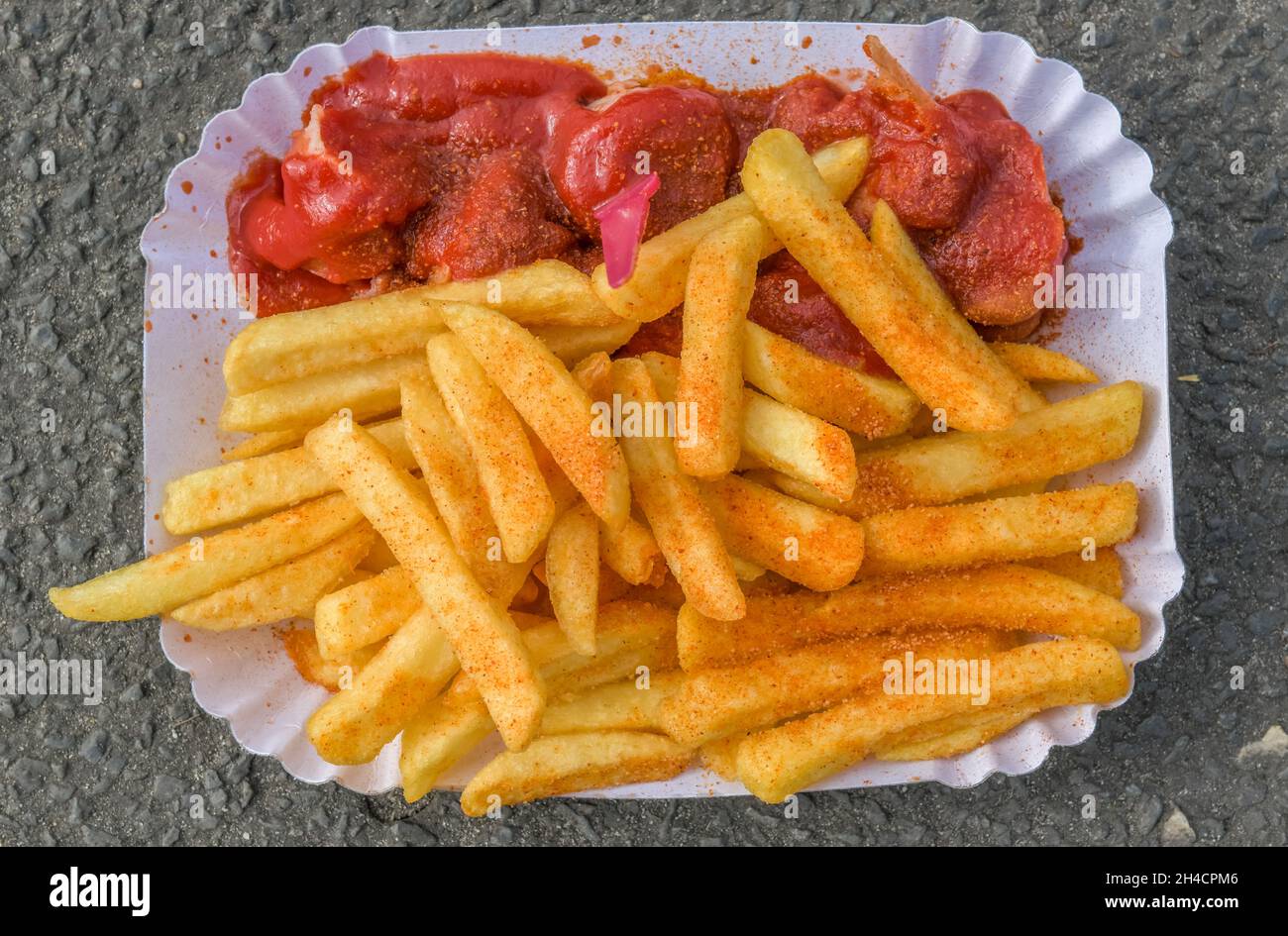 “Currywurst mit Pommes von ““Curry 36 Stock Photo - Alamy