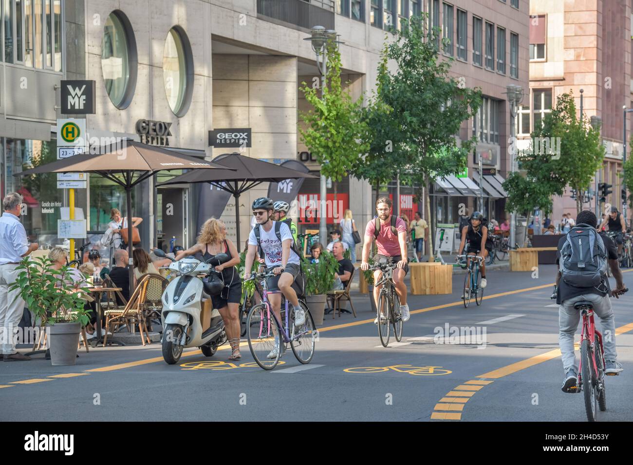 Radfahrer, Autofreie Friedrichstraße, Mitte, Berlin, Deutschland Stock ...