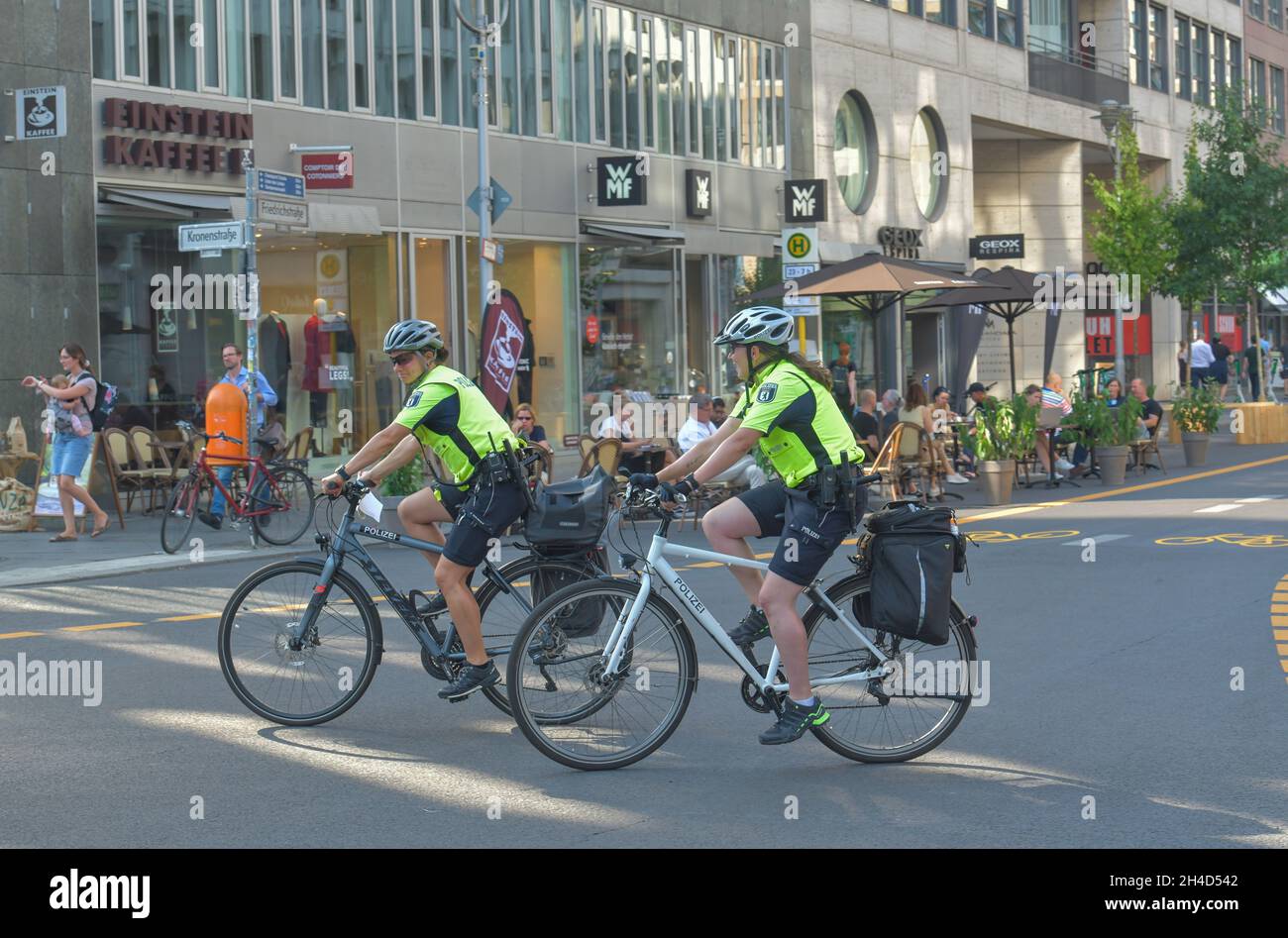 Polizisten, Fahrrad, Radfahrer, Autofreie Friedrichstraße, Mitte, Berlin,  Deutschland Stock Photo - Alamy