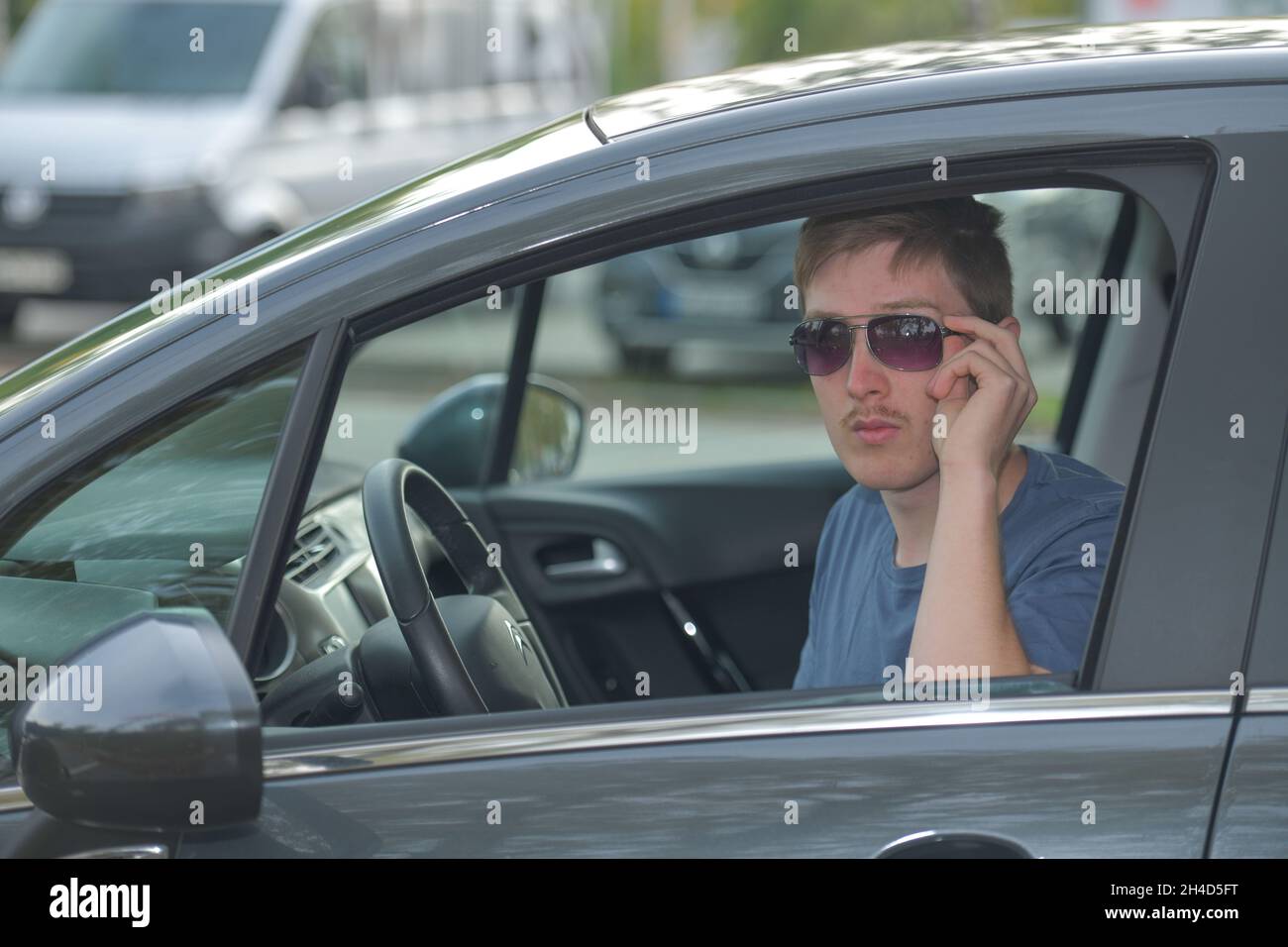autofahren-symbol-hi-res-stock-photography-and-images-alamy