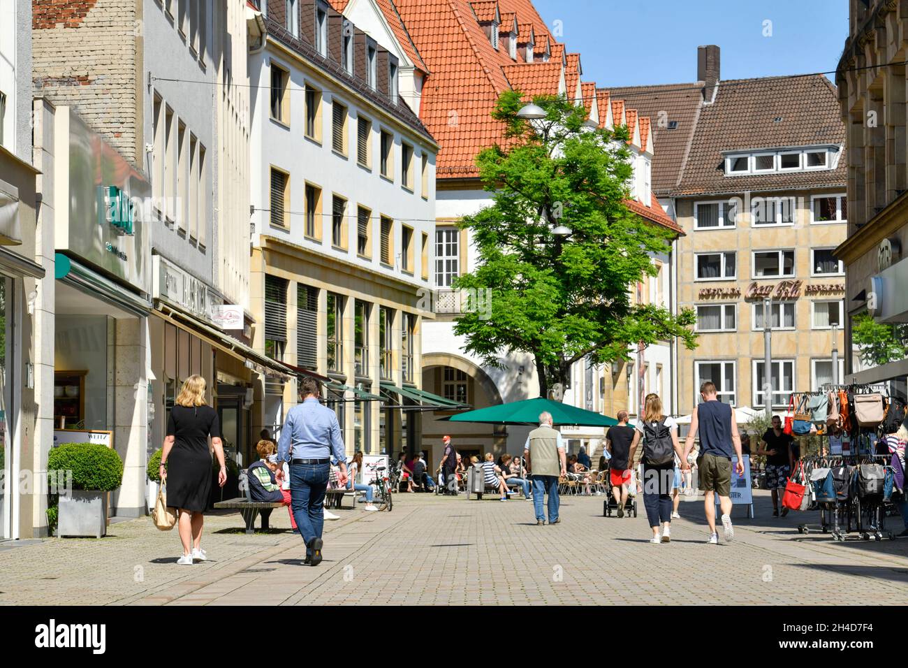 Straßenszene, Einkaufstraße Obernstraße, Bielefeld, Nordrhein-Westfalen, Deutschland Stock Photo