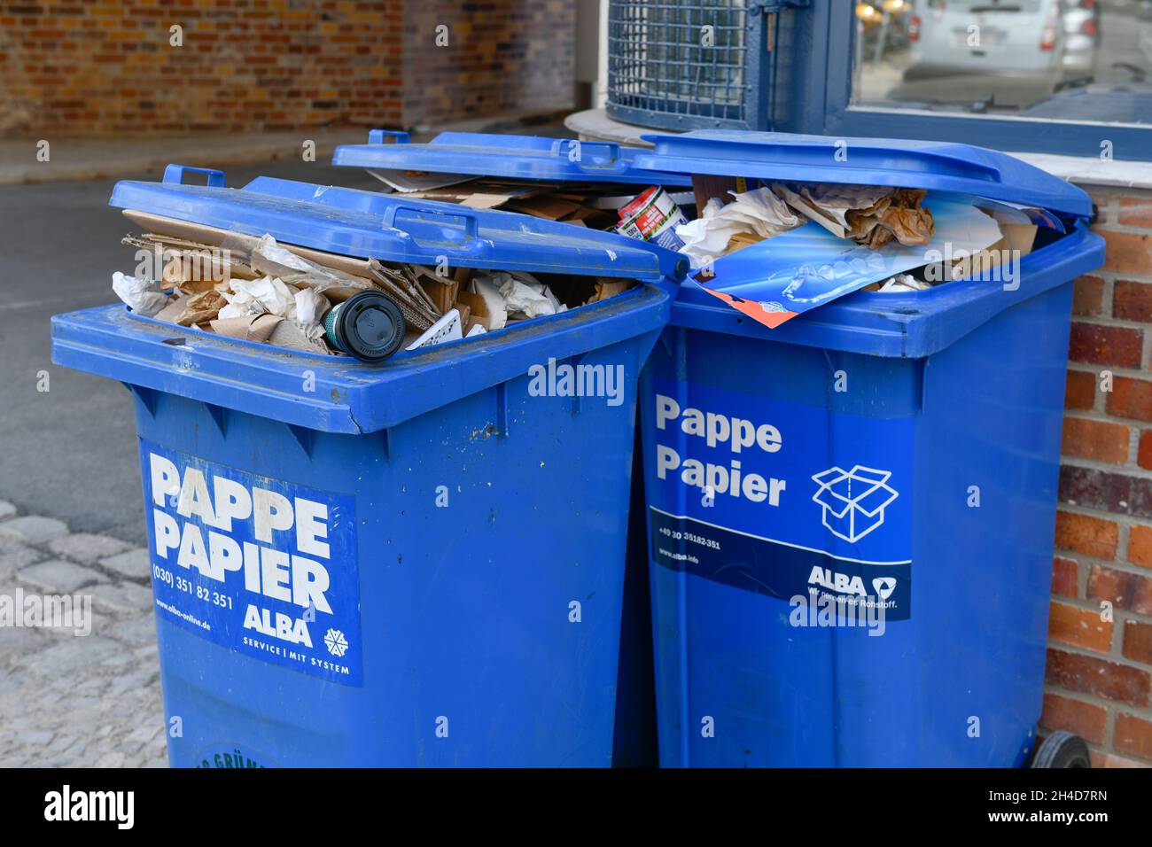 Blaue Tonne High Resolution Stock Photography and Images - Alamy