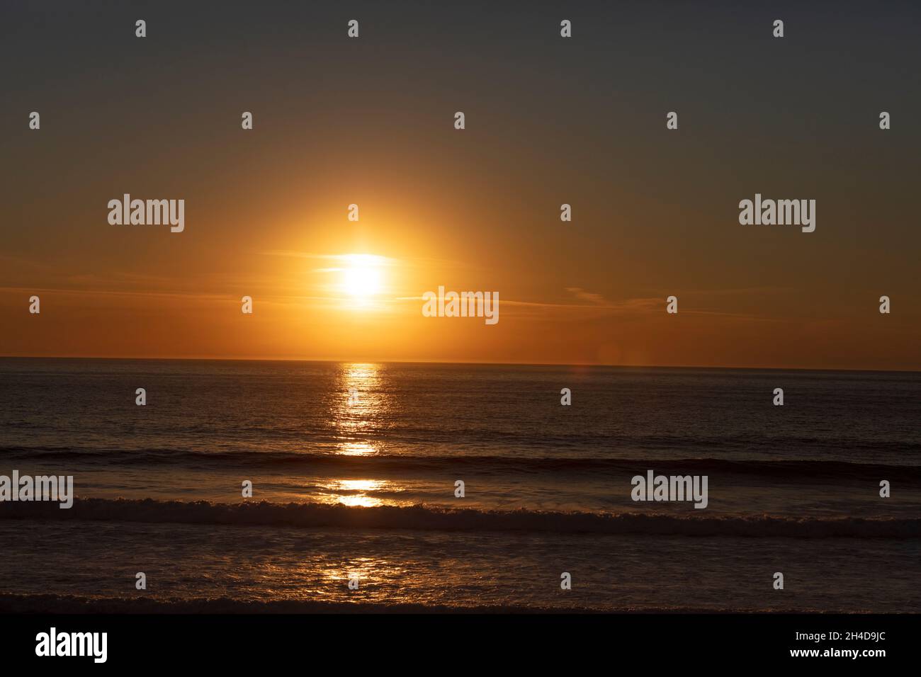 Sonnenuntergang am Strand von Espinho in Portugal Stock Photo