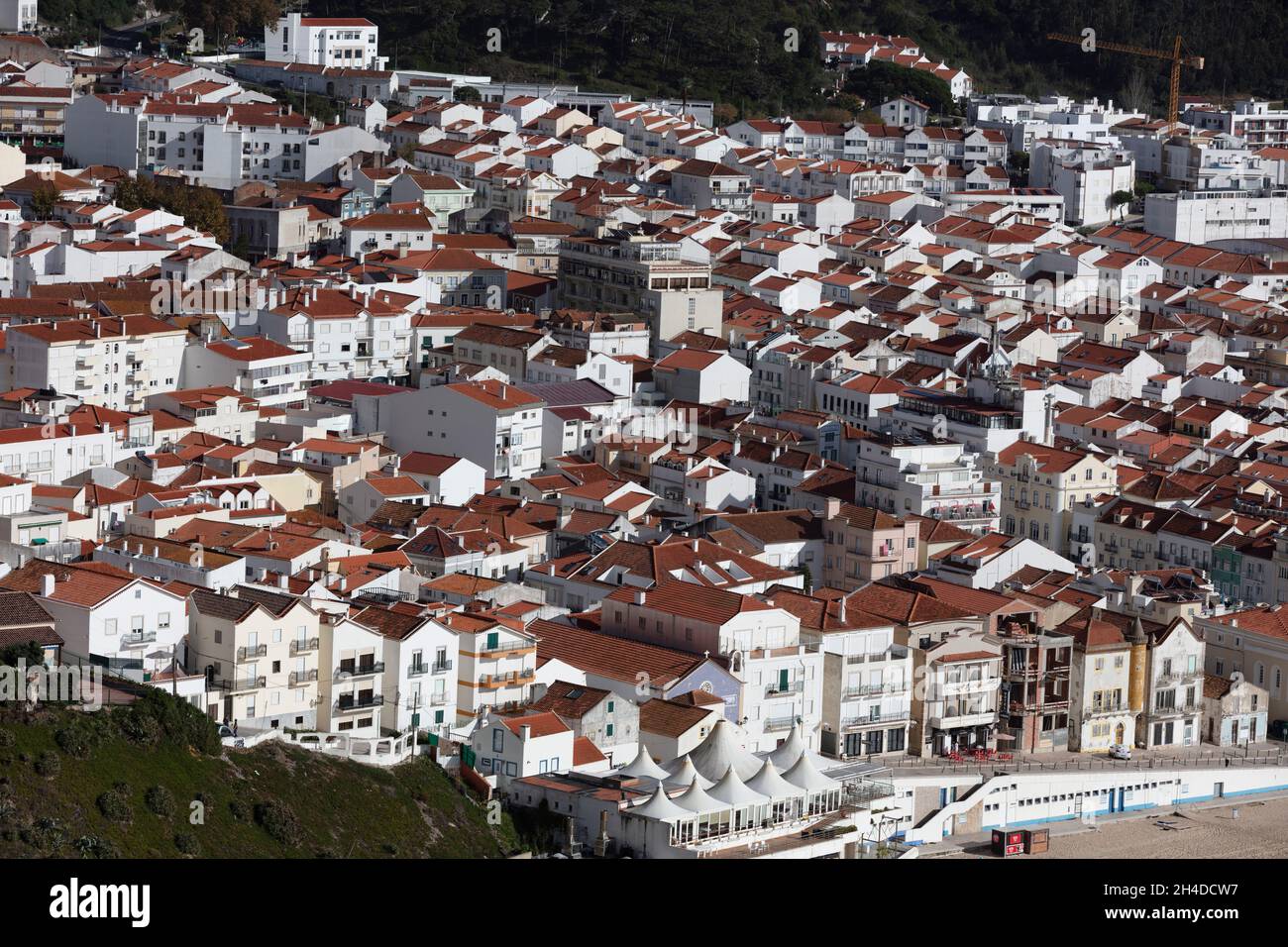 Architektur von Nazaré Portugal. Dichte Häuserstruktur. Weiße Häuser, rote Dächer Stock Photo