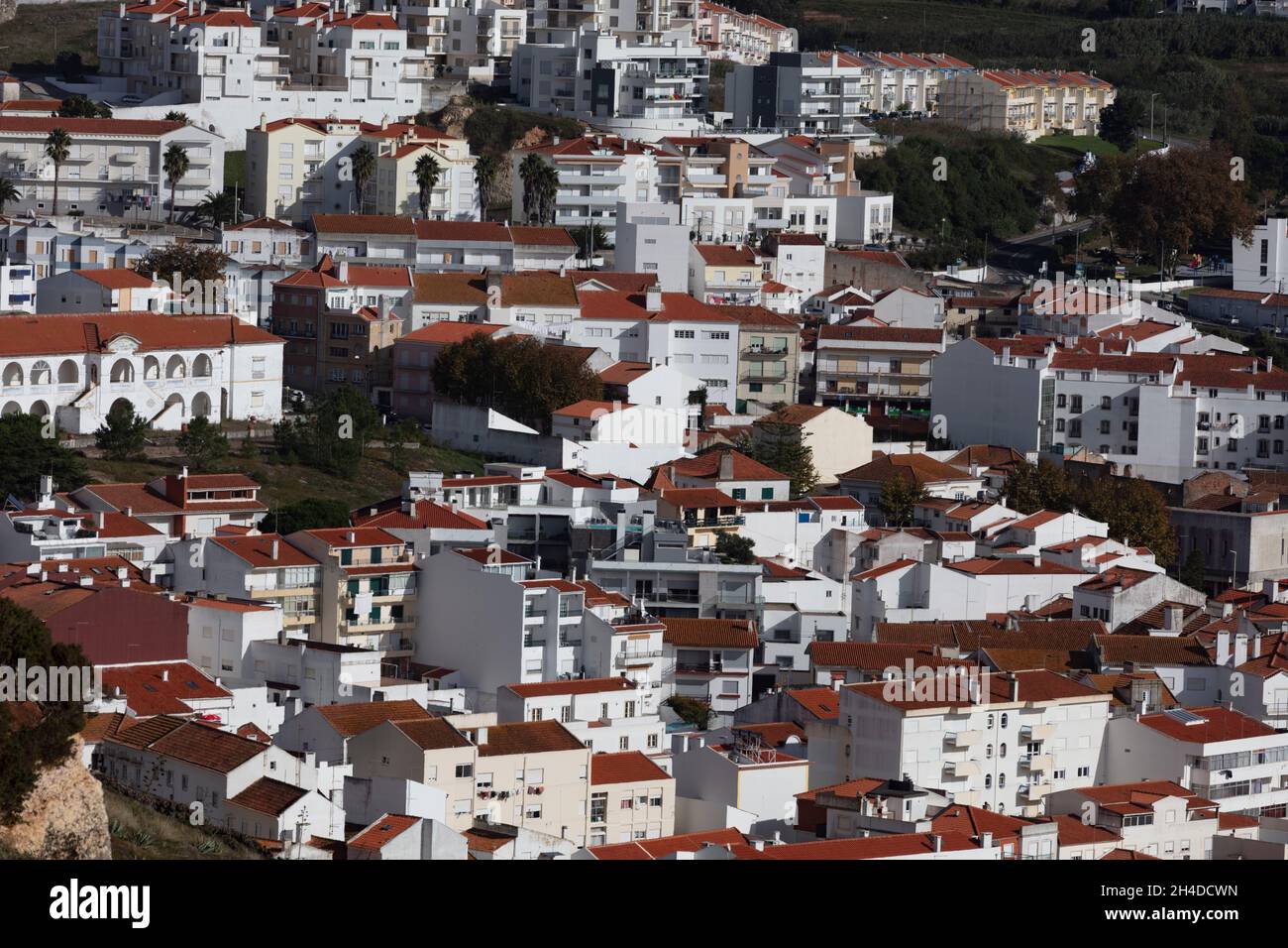 Architektur von Nazaré Portugal. Dichte Häuserstruktur. Weiße Häuser, rote Dächer Stock Photo