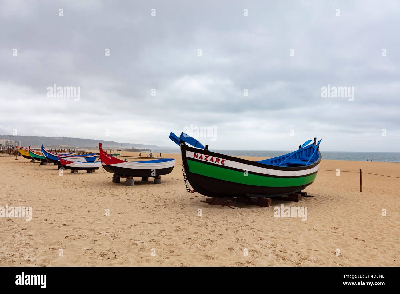 Historische Fischerboote am Strand von Nazare Stock Photo