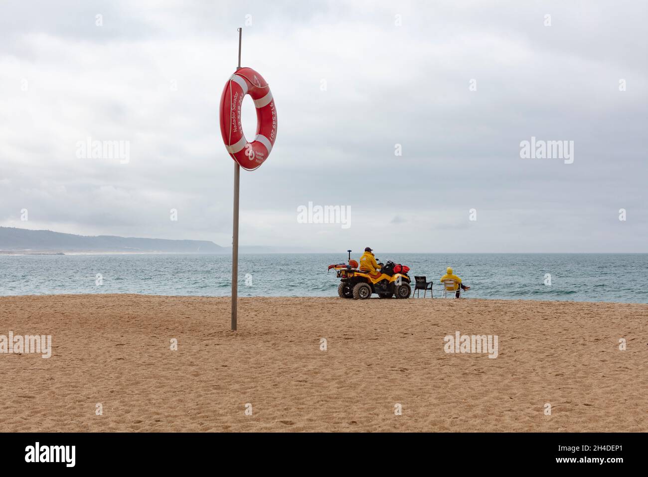 Leerer Strand von Nazaré in Portugal. Rettungsring am Strand zur Sicherheit Stock Photo