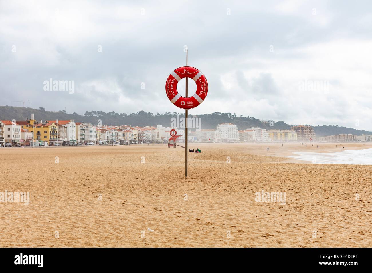 Leerer Strand von Nazaré in Portugal. Rettungsring am Strand zur Sicherheit Stock Photo