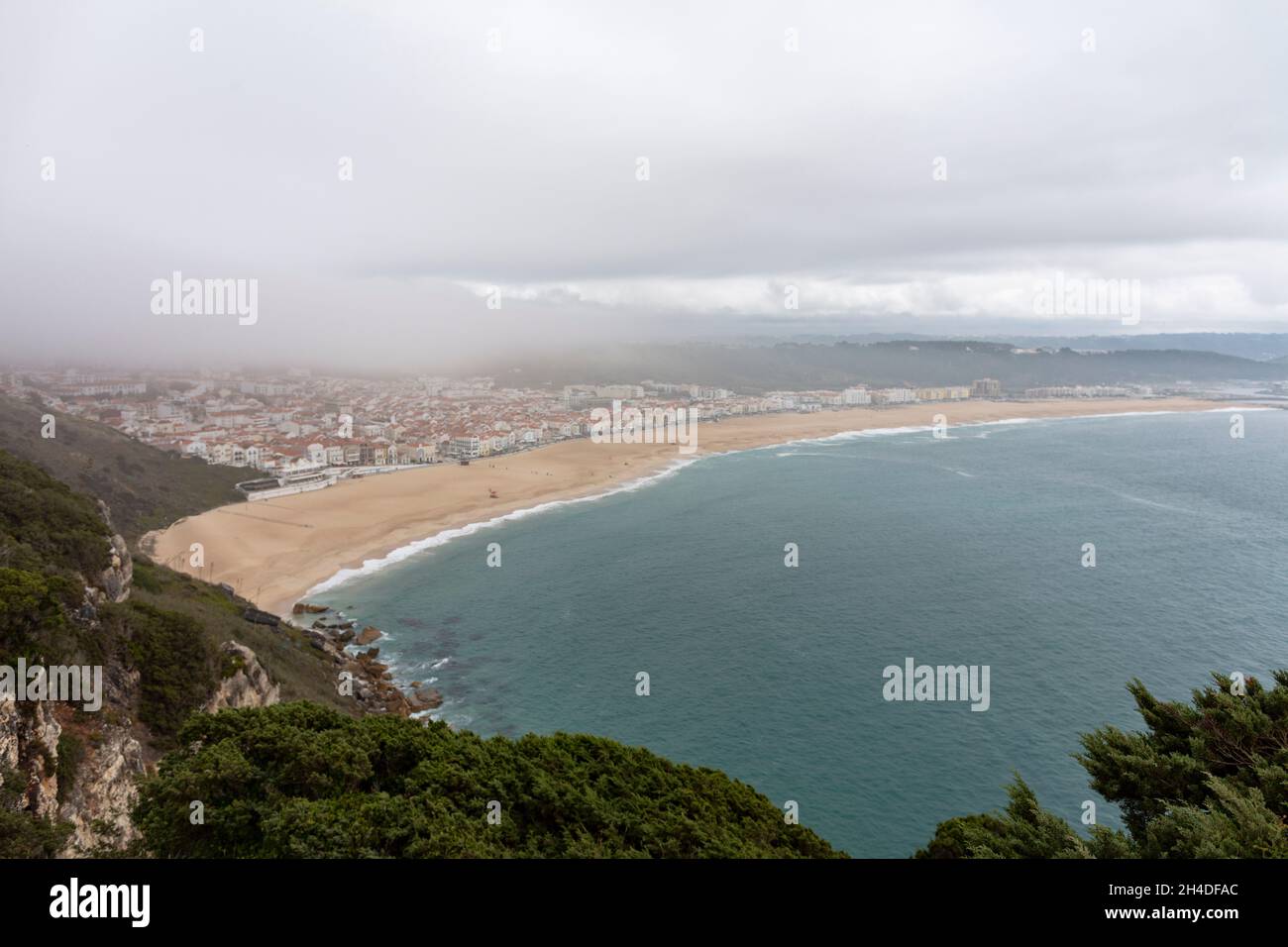 Blick vom Aussichtspunkt Miradouro do Suberco in Sitio auf den Strand von Nazaré Stock Photo