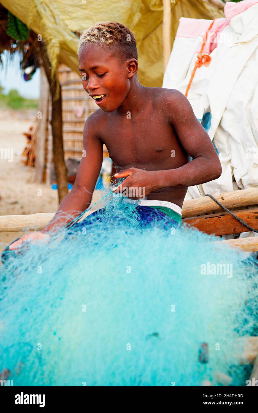 Un jeune pêcheur indien fumer dans un hawling lungi tirant dans son filet  de pêche de la plage, de l'Inde Photo Stock - Alamy