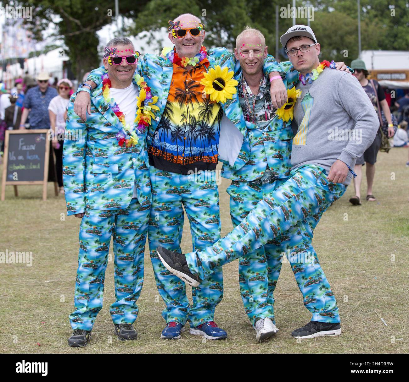 festival-goers-on-fancy-dresses-in-the-last-day-of-the-isle-of-wight