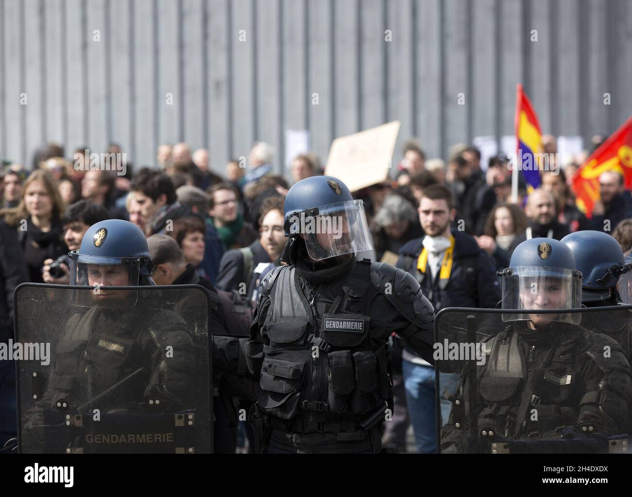 Riot police officers take position as they face anti-fascist activists ...