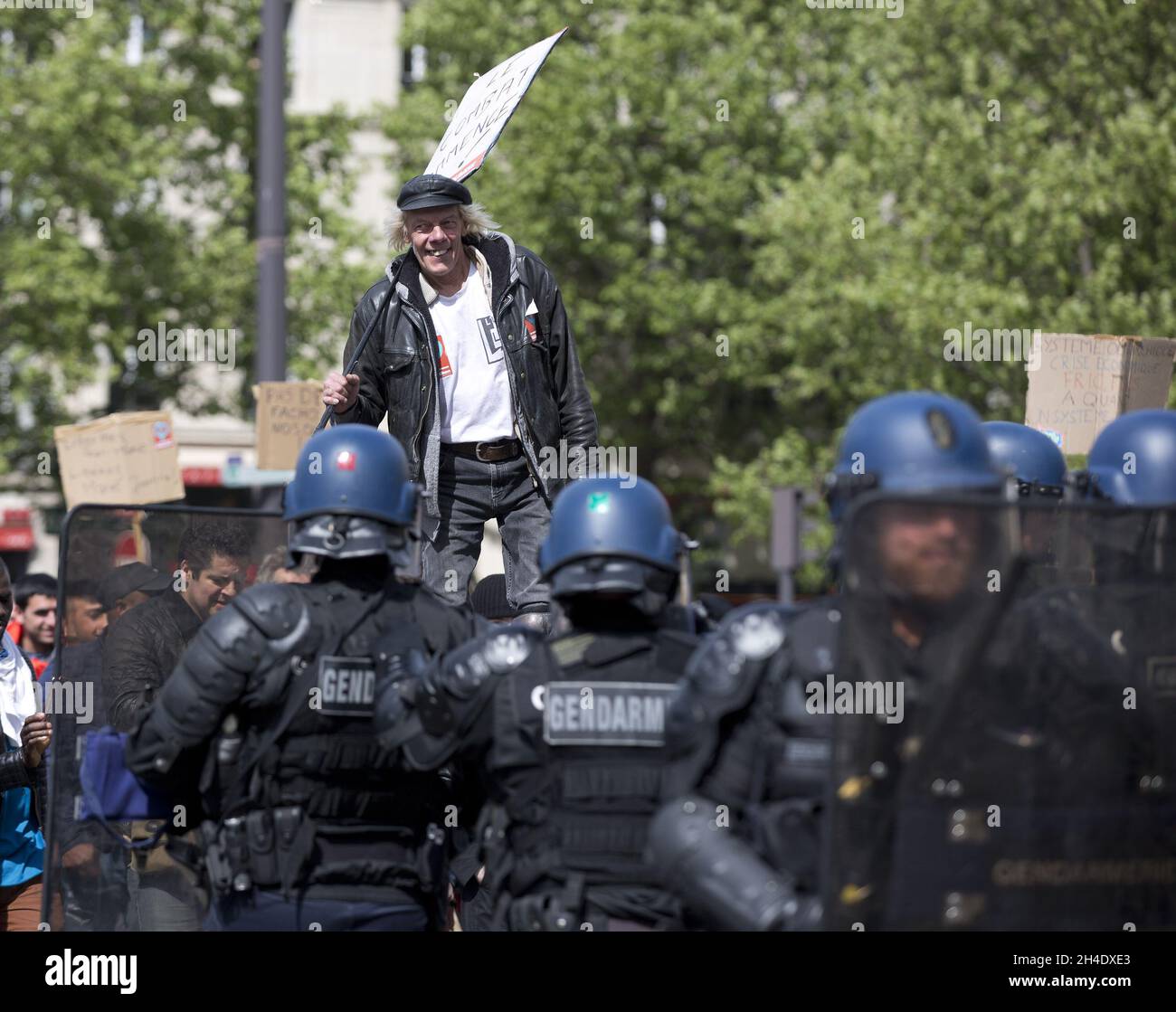 Riot police officers take position as they face anti-fascist activists ...
