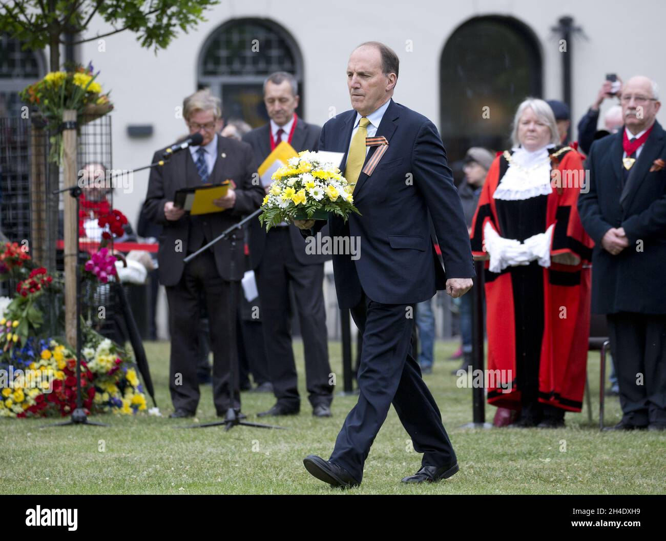 Former Liberal Democrat MP Simon Hughes carries flowers to the Soviet War Memorial during Victory Day celebrations  in London, to mark the 72nd anniversary of the victory of the Soviet Army and its Allies over Nazi Germany in World War II. Photo credit should read: Isabel Infantes / EMPICS Entertainment. Stock Photo
