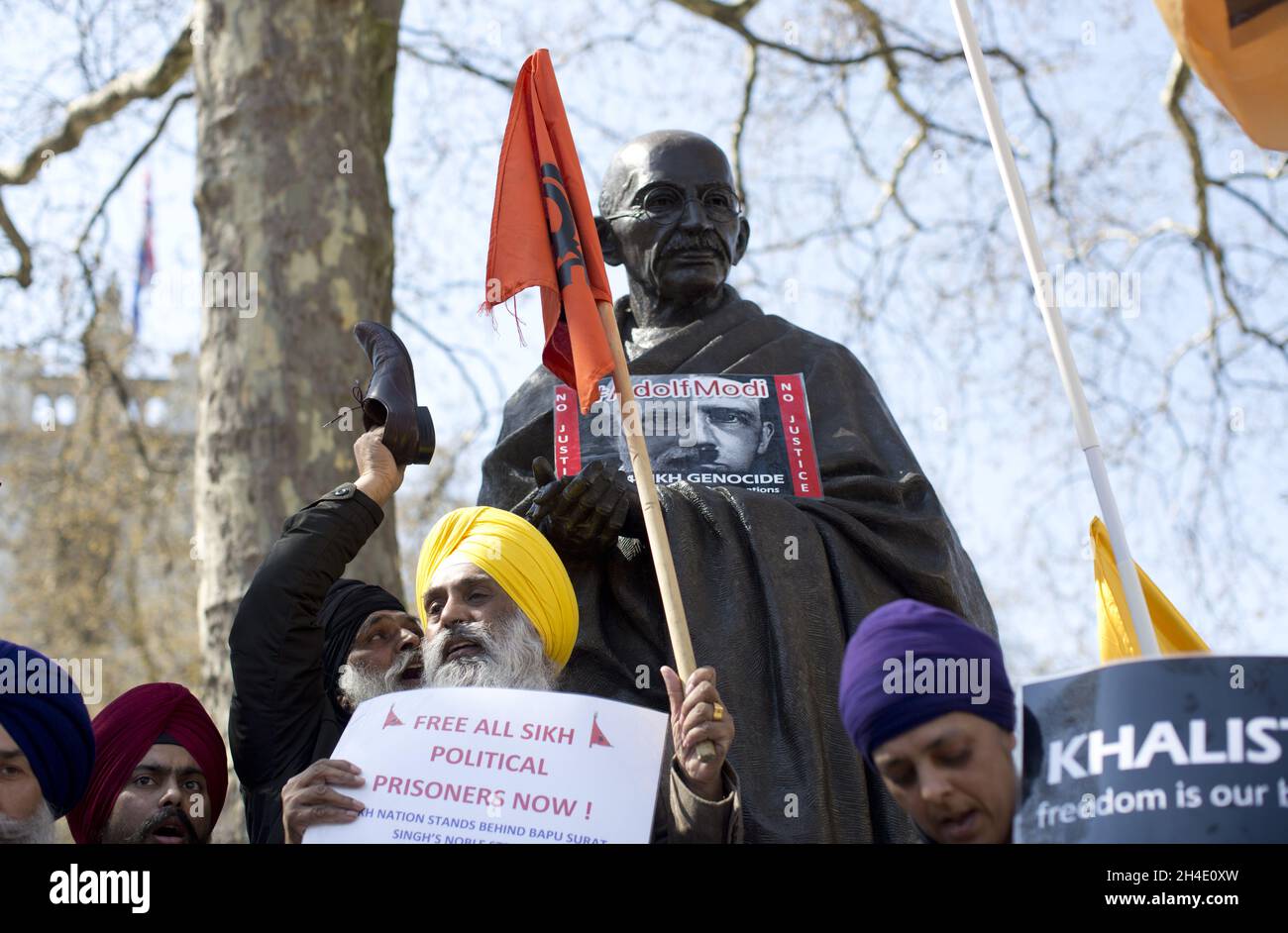 A man hits with a shoe the statue of Indian activist Mahatma Gandhi on Parliament Square during a pro-Khalistan demonstration to protest against the genocide of minorities in their country as the Indian Prime Minister, Narendra Modi, is visiting the UK from today. Picture dated: Wednesday April 18, 2018. Photo credit should read: Isabel Infantes / EMPICS Entertainment. Stock Photo