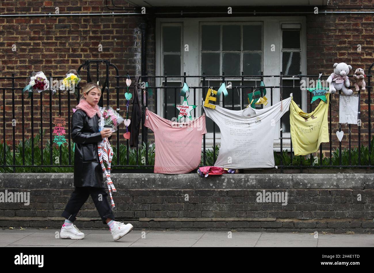 Tributes near Grenfell Tower, North Kensington, where today people are paying tribute to the fire victims, on the one year anniversary since the blaze, which claimed 72 lives. Picture dated: Thursday June 14, 2018 Stock Photo