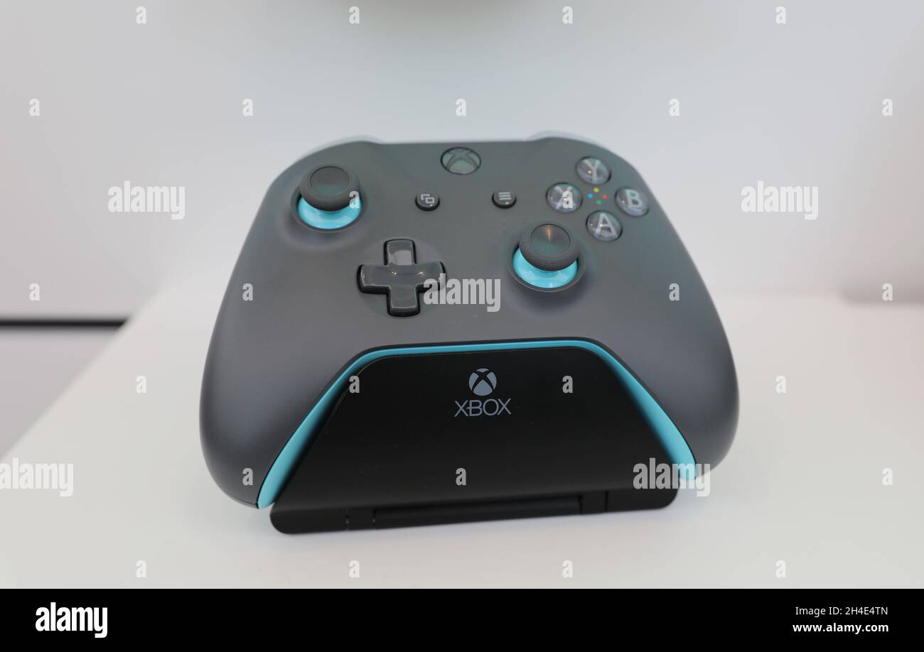 Xbox gaming controllers sit on display inside the new Microsoft's flagship  store on Oxford Circus, London. Picture date: Tuesday July 16, 2019. Photo  credit should read: Isabel Infantes/EMPICS Stock Photo - Alamy