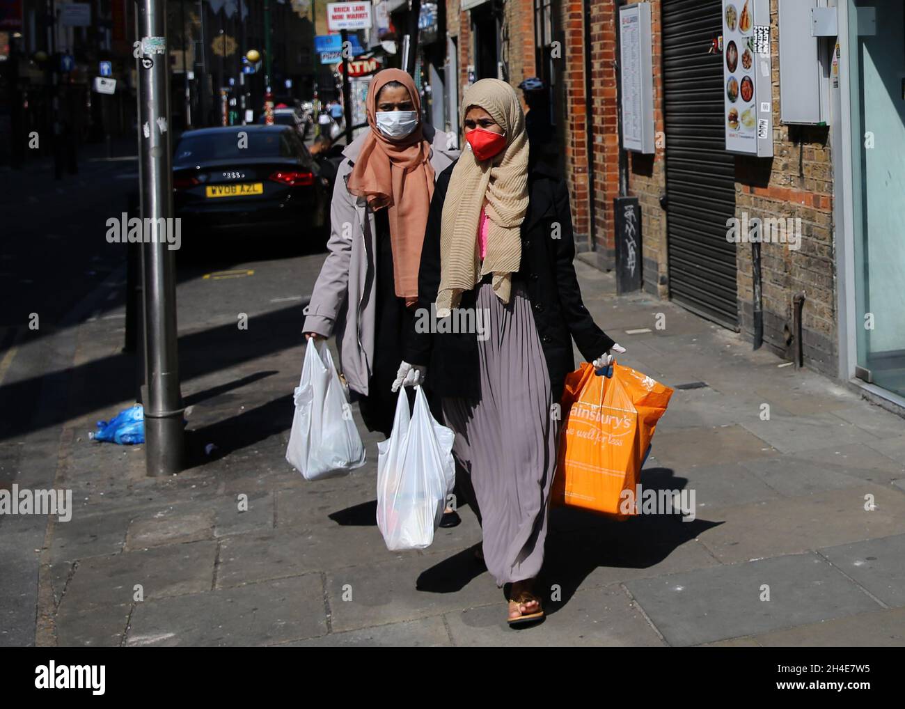 Muslim women wearing face masks hi-res stock photography and images - Alamy