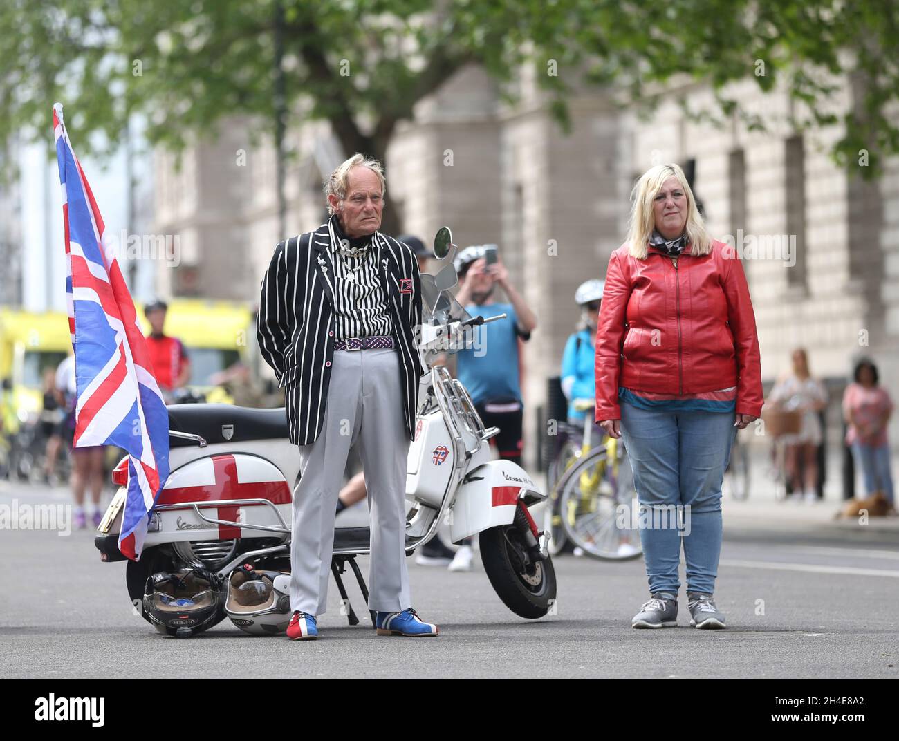 Frank Becket and Karen Miller from Fulham observe a minute's silence at the Cenotaph, in Whitehall, London, to mark the 75th anniversary of VE Day. Picture date: Friday May 8, 2020.  Stock Photo