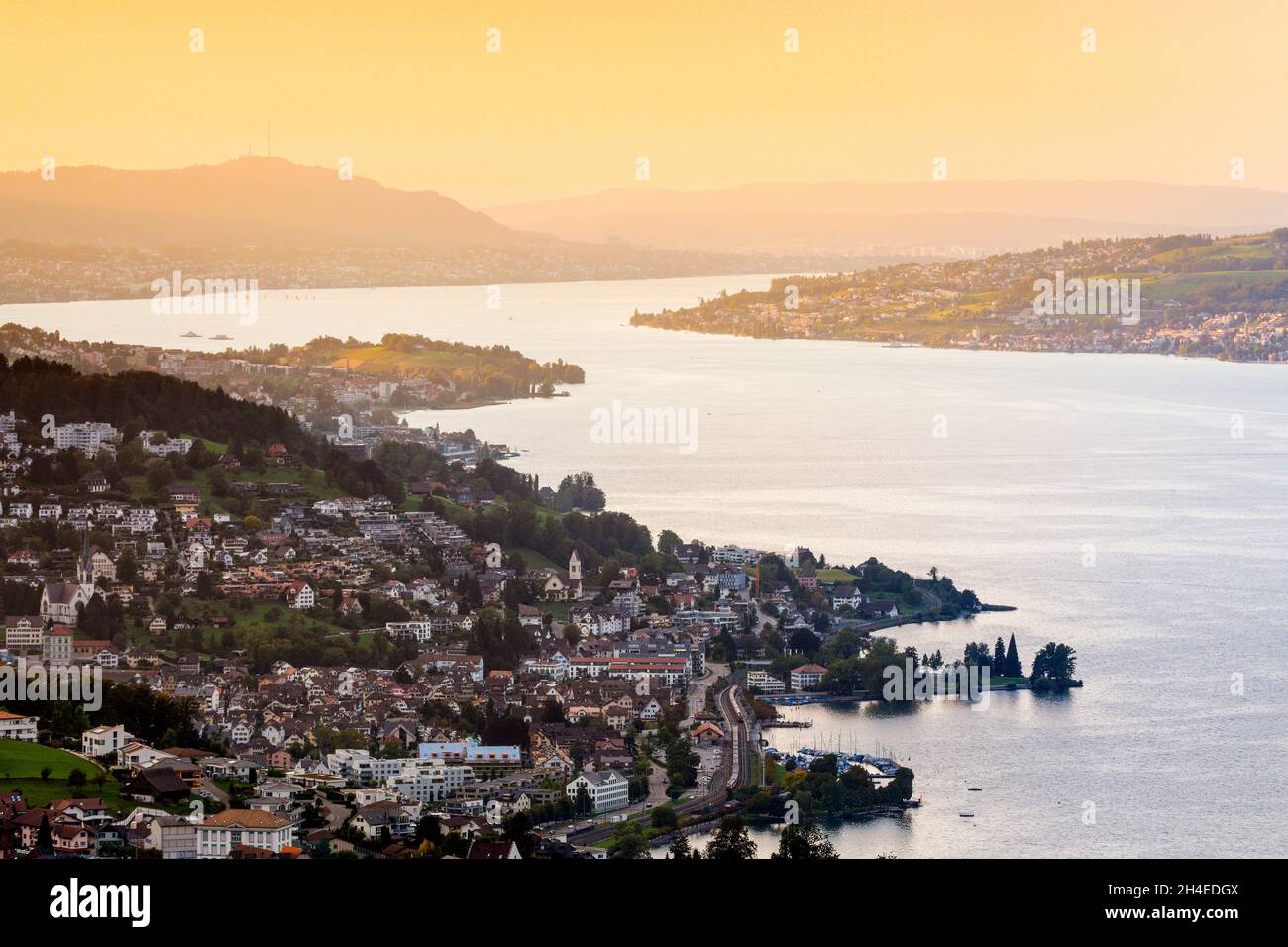 Blick bei Sonnenuntergang von Feusisberg über den Zürichsee nach Zürich, mit Richterswil, Wädenswil und Meilen und dem Uetliberg im Hintergrund, Kanto Stock Photo