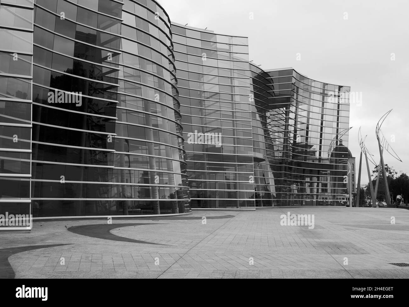 Christchurch Art Gallery; tall wavy glass facade; curved, modern architecture; contemporary, 2003, reflections, Reasons for Voyaging sculpture, black Stock Photo