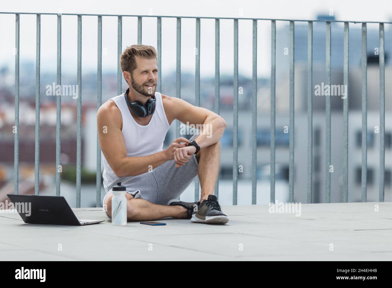 Handsome young man training and working out outdoors Stock Photo - Alamy