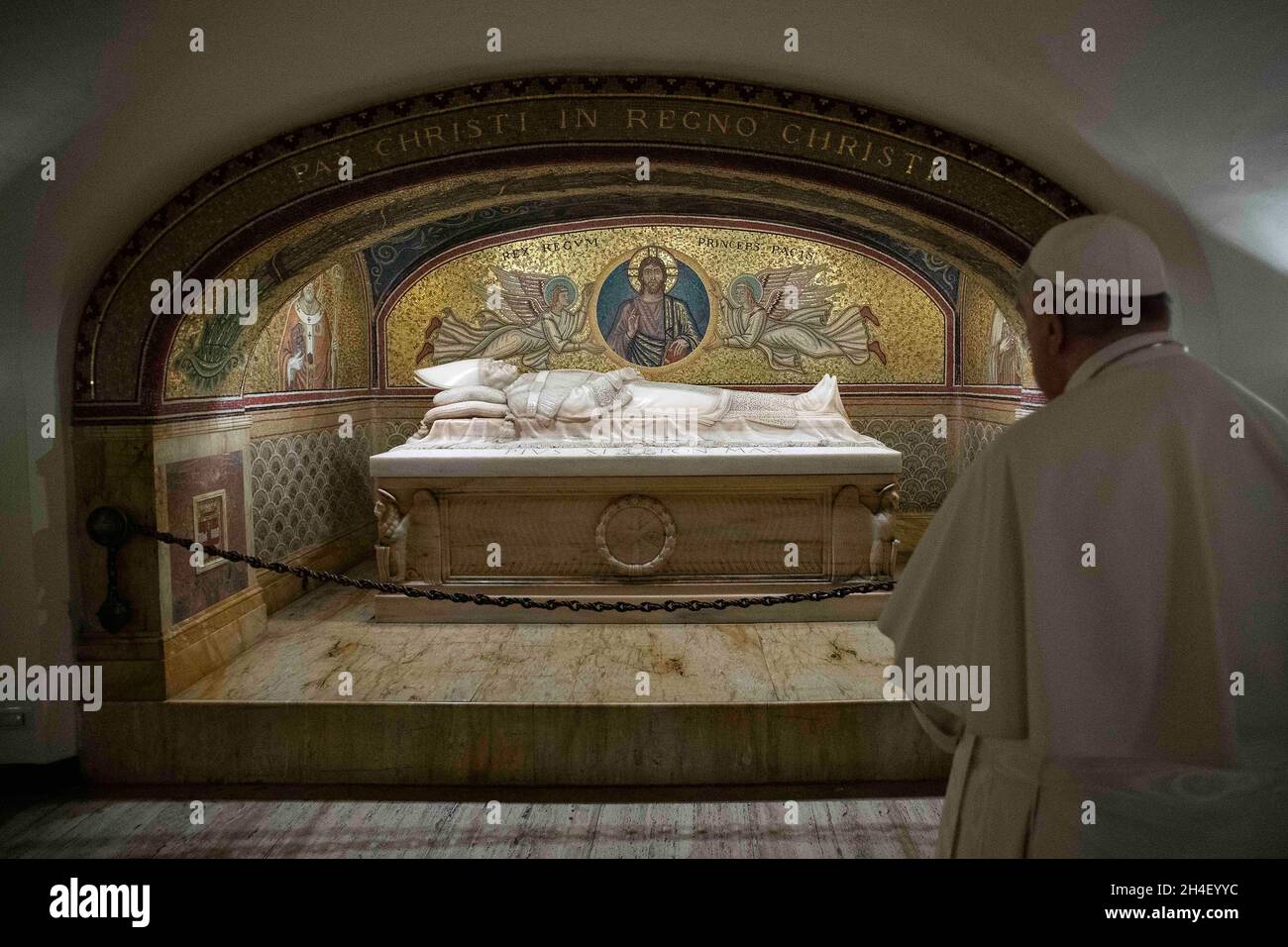 Roma, . 02nd Nov, 2021. Rome, Vatican- 2021-11-02 Pope Francis Visits graves  at Vatican Grottoes on occasion of Day of the Dead. Credit: Independent  Photo Agency/Alamy Live News Stock Photo - Alamy