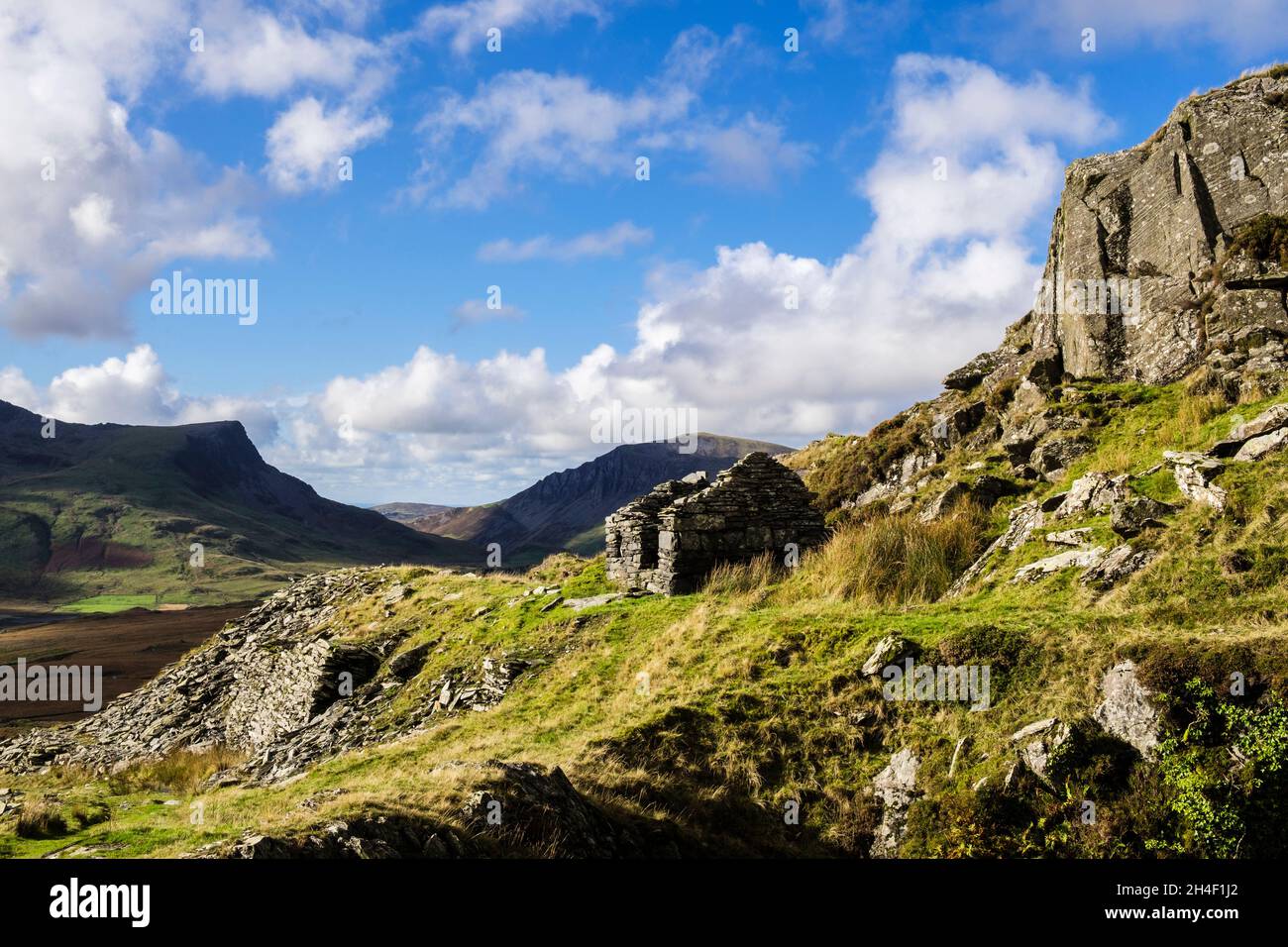 Derelict old slate quarry building on Miners Track from Rhyd Ddu to Bwlch Cwm Llan in Snowdonia National Park. Gwynedd, north Wales, UK, Britain Stock Photo