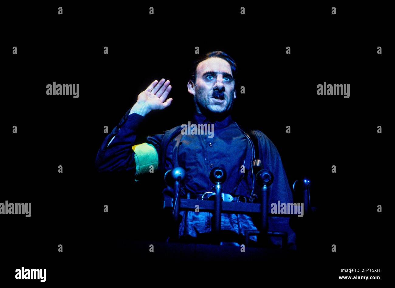 Antony Sher (Arturo Ui) in THE RESISTIBLE RISE OF ARTURO UI by Bertolt Brecht at the Olivier Theatre, National Theatre (NT), London SE1  08/08/1991  translated by Ranjit Bolt  design: Ultz  lighting: Paul Pyant  director: Di Trevis Stock Photo