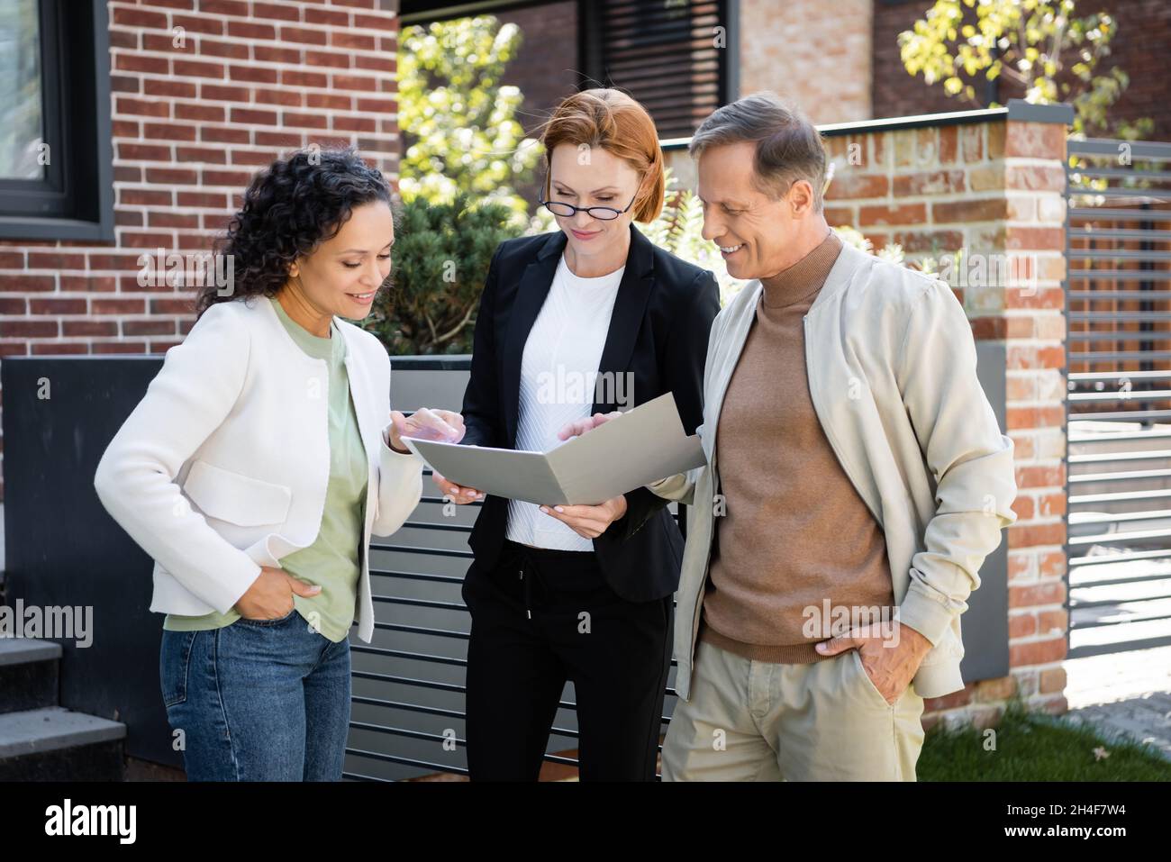 Black family smiling outside house hi-res stock photography and images ...
