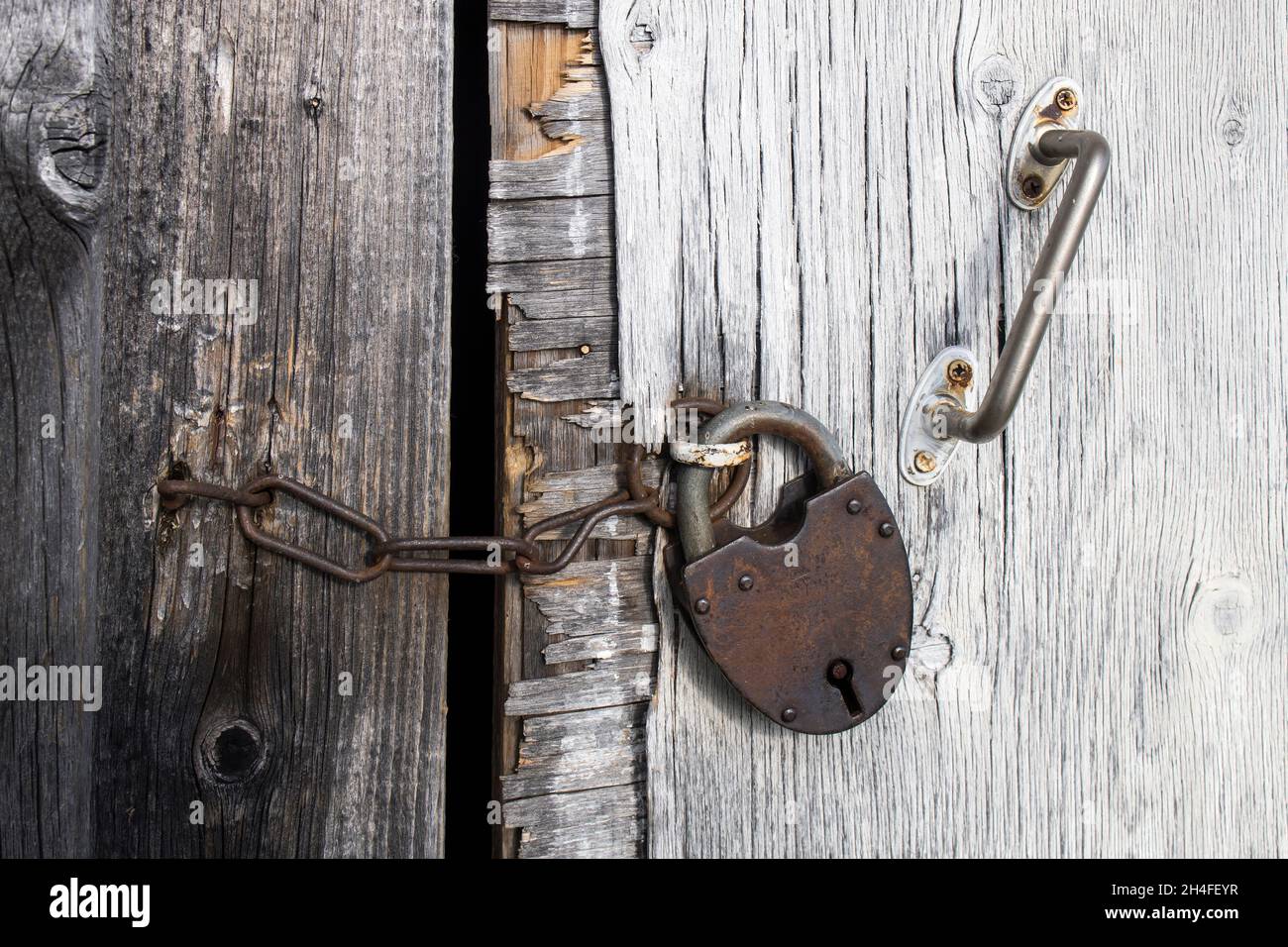 Large rusty lock on the wooden barn door Stock Photo - Alamy