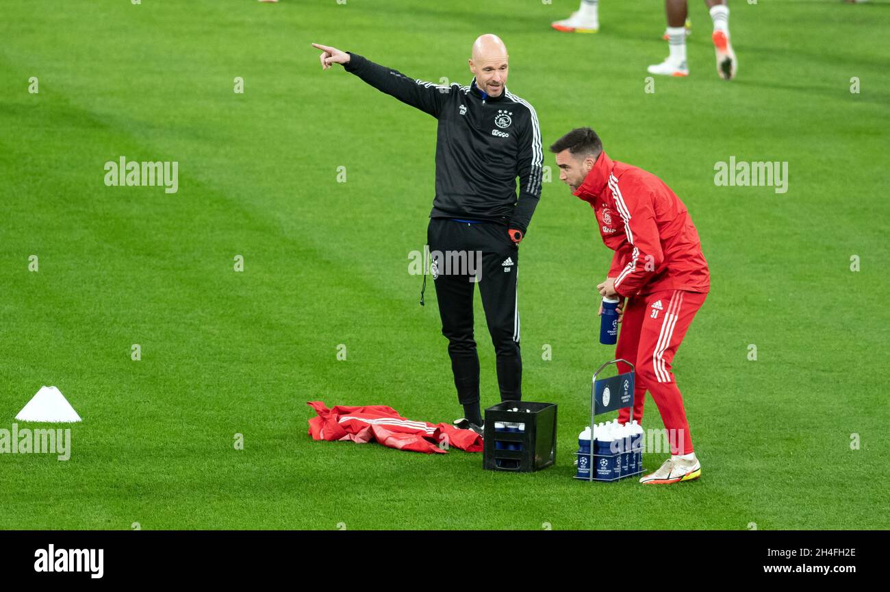 Dortmund, Germany. 02nd Nov, 2021. Football: Champions League, before the group match Borussia Dortmund - Ajax Amsterdam, final training Ajax Amsterdam at Signal Iduna Park. Coach Erik ten Hag talks to Nicolás Tagliafico. Credit: Bernd Thissen/dpa/Alamy Live News Stock Photo