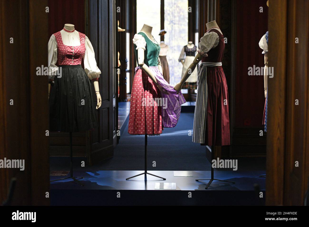 Das 'Dirndl', ein typisch österreichisches und bayerisches Kleid, Europa - The 'Dirndl', a typical Austrian and Bavarian dress, Europe Stock Photo