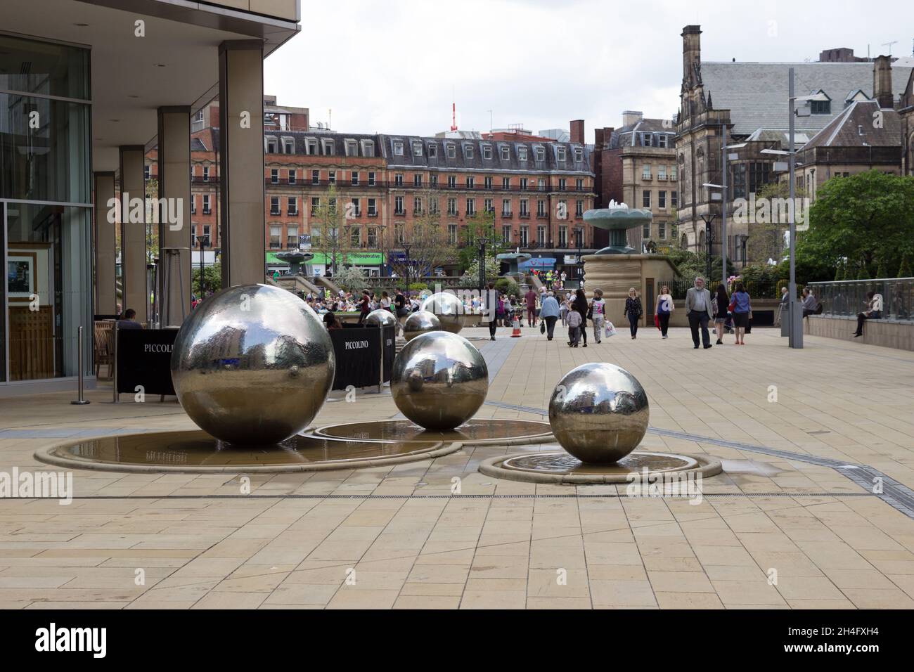 Sheffield City, Silver Balls Water Feature in Sheffield Stock Photo