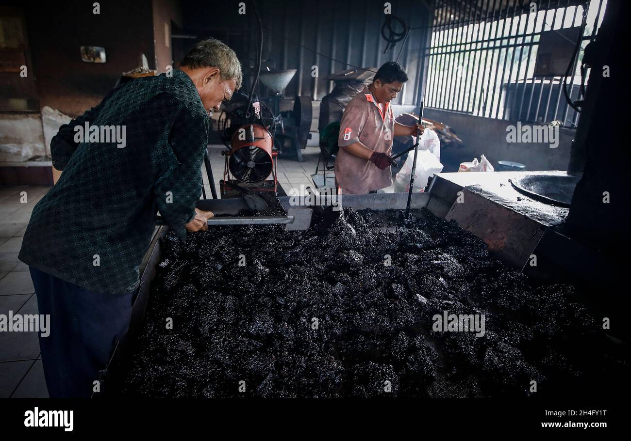 Kuala Lumpur, Malaysia. 01st Nov, 2021. Workers are seen breaking up