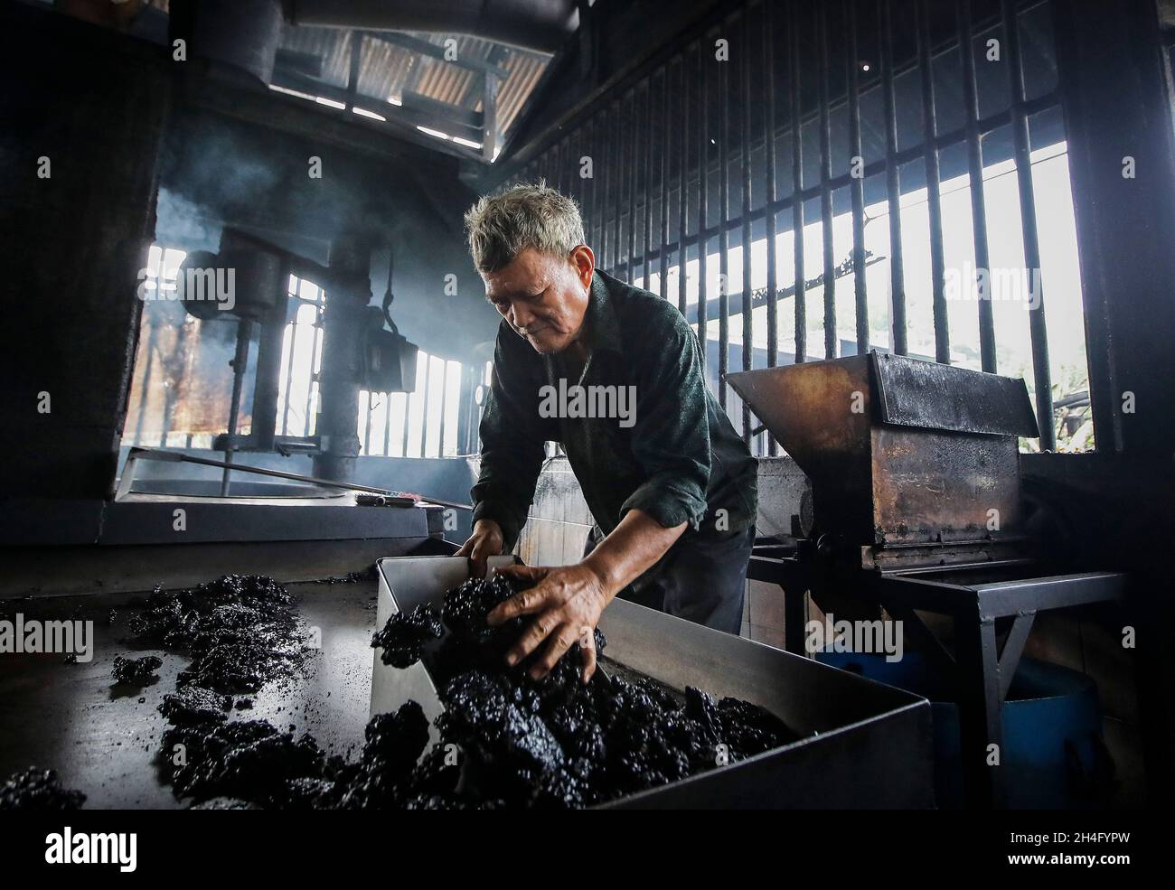 Workers using a grinder hires stock photography and images Alamy