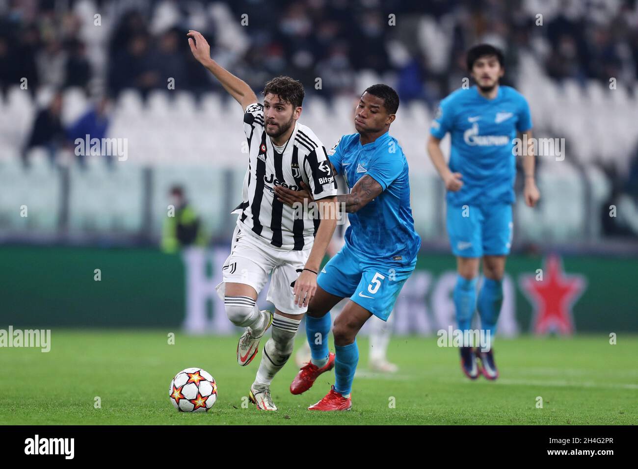 Torino, Italy. 02nd Nov, 2021. Wilmar Barrios of Fc Zenit and Manuel Locatelli of Juventus Fc battle for the ball during the Uefa Champions League Group H match between Juventus Fc and Fc Zenit at Allianz Stadium on November 02, 2021 Turin, Italy . Credit: Marco Canoniero/Alamy Live News Stock Photo