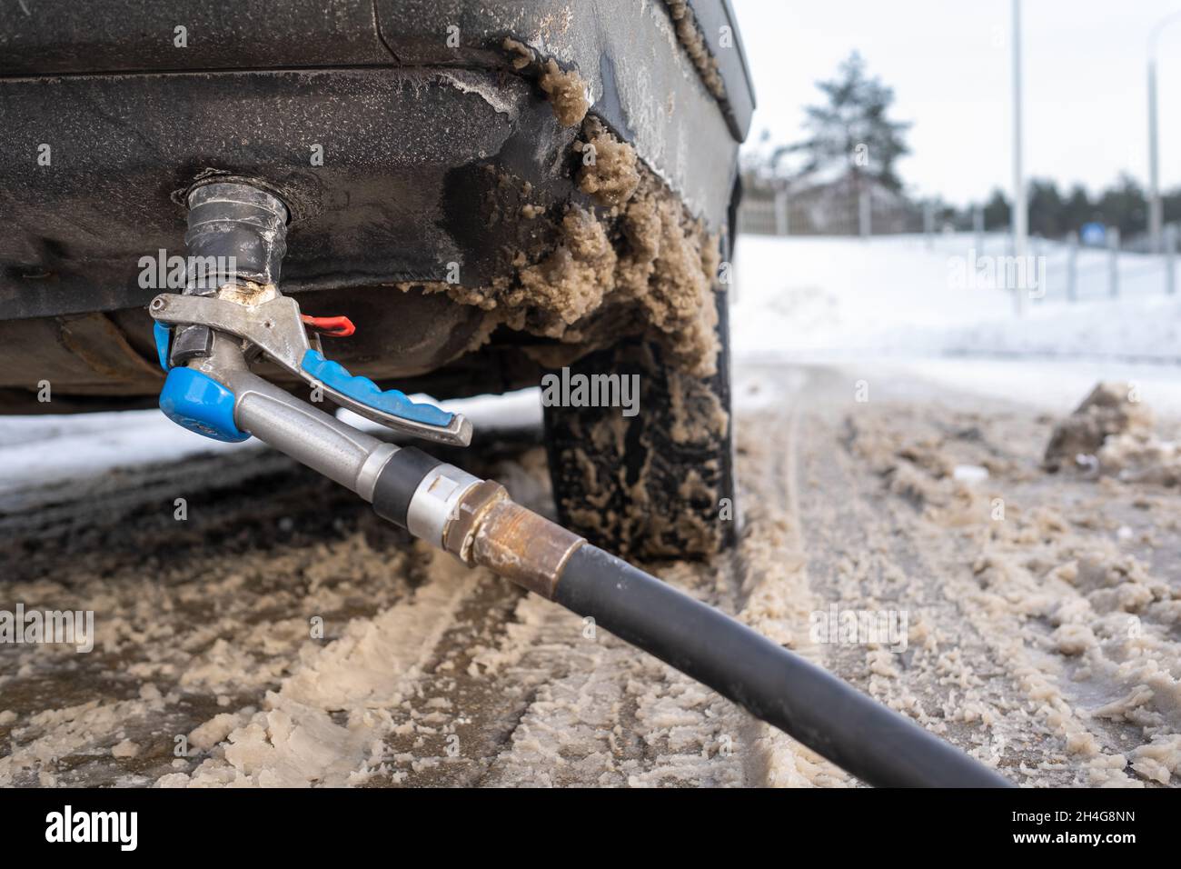 Filling the car from the bottom of the bumper with gas in the winter at