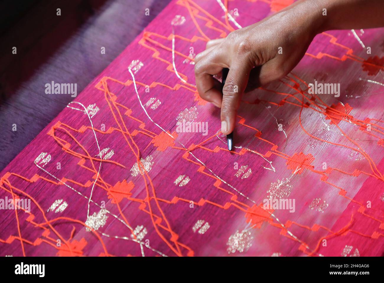Dhaka, Bangladesh. 02nd Nov, 2021. Handloom weaver weaves Jamdani saree