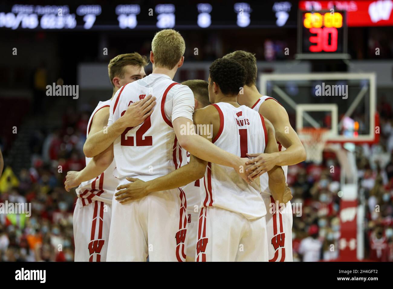 Madison, WI, USA. 29th Oct, 2021. Wisconsin Badgers forward Steven Crowl (22), guard Jonathan Davis (1), guard Brad Davison (34), forward Tyler Wahl (5), and forward Ben Carlson (20) huddle up during the NCAA Basketball game between the UW-Whitewater Warhawks and the Wisconsin Badgers at the Kohl Center in Madison, WI. Darren Lee/CSM/Alamy Live News Stock Photo