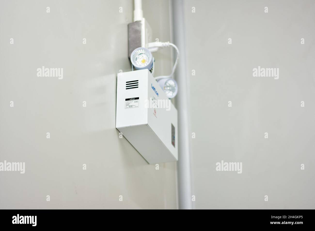 https://c8.alamy.com/comp/2H4GKP5/emergency-lighting-guiding-light-to-escape-fire-during-fire-accidents-in-industrial-plants-2H4GKP5.jpg